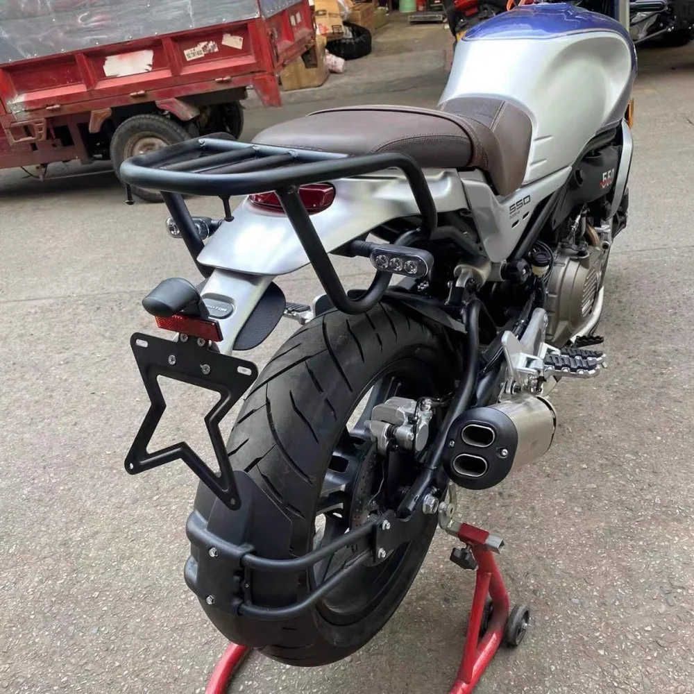 Фото Задний багажник для мотоцикла QJMOTOR YI550 Neo-Retro Scrambler, модифицированный, интегрированный, обтекаемый, с полой сетчатой конструкцией, матовый черный №2