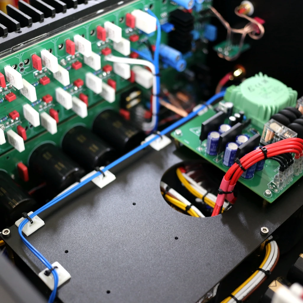 Двухканальный усилитель мощности MASTER класса A Post A9.4 полностью симметричная схема