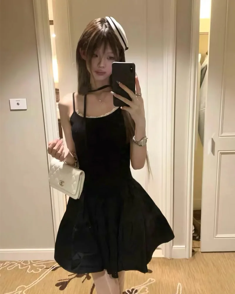 Женский мини-сарафан на бретельках с многоярусным кружевным вырезом