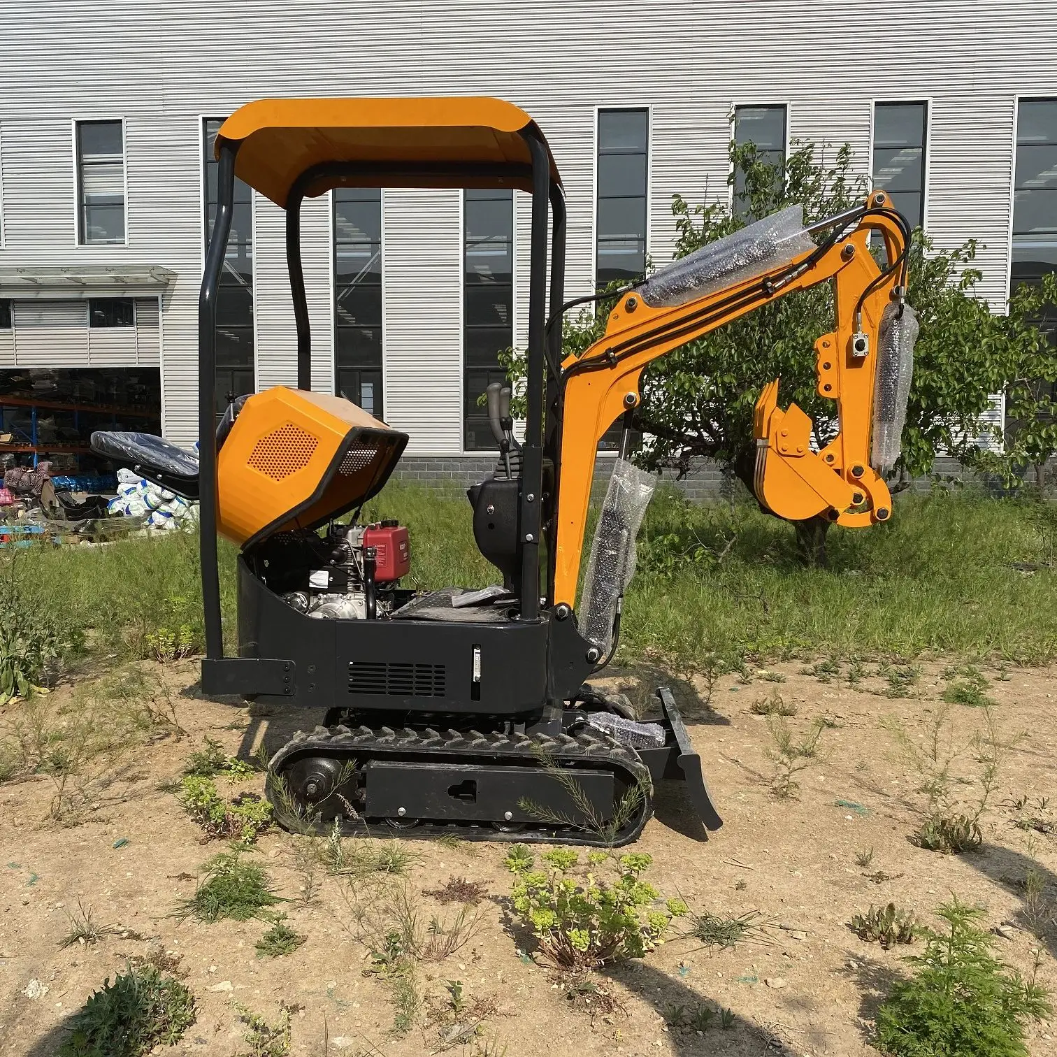 Europe customer EURO engine HT10 mini excavator digger June sourcing festival wholesale 1 ton small bagger in garden