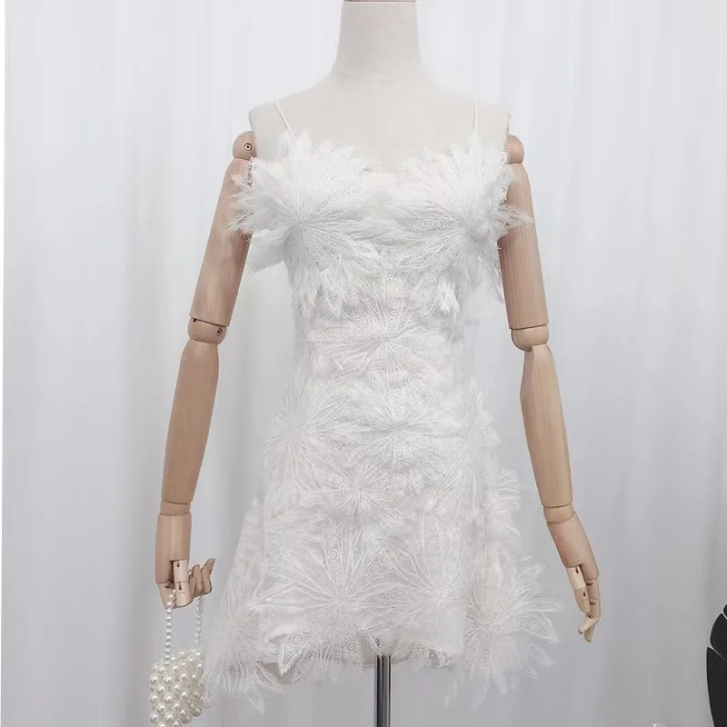 Женское шифоновое платье с перьями белое кружевное ажурное на бретелях-спагетти