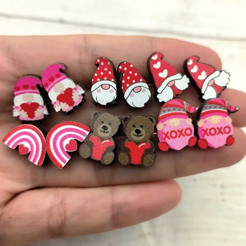 Женские серьги-гвоздики в виде гнома из дерева 2024