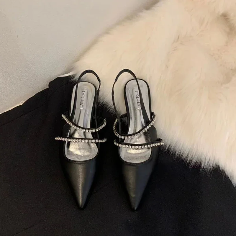 Женские туфли на плоской подошве с острым носком и стразами серебряные Lefu