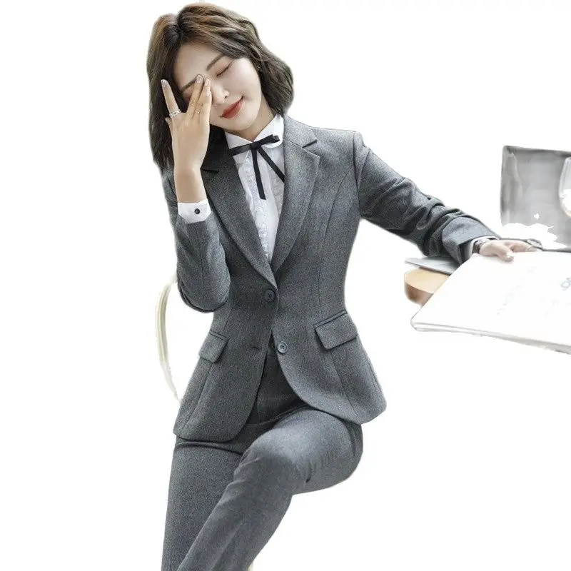 Женский деловой костюм серый пиджак и брюки для офиса |