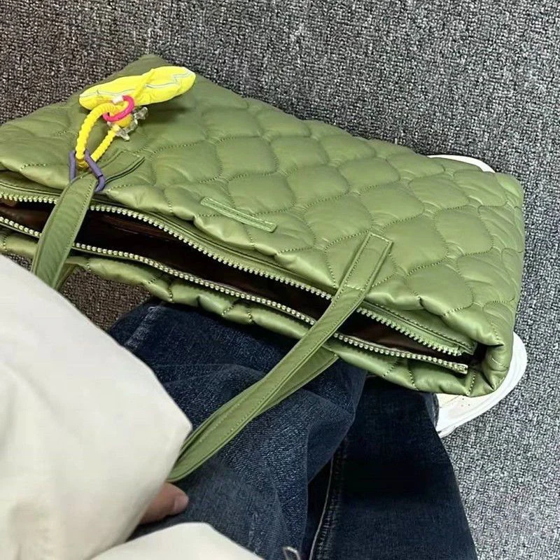 

2022 новая нишевая дизайнерская пузырчатая сумка, вместительная сумка-тоут, модная Универсальная Портативная сумка через плечо, сумка для по...