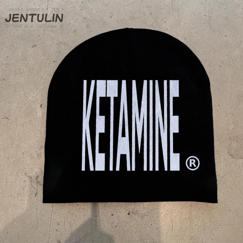 Шапка-бини вязаная унисекс с надписью в стиле K-POP