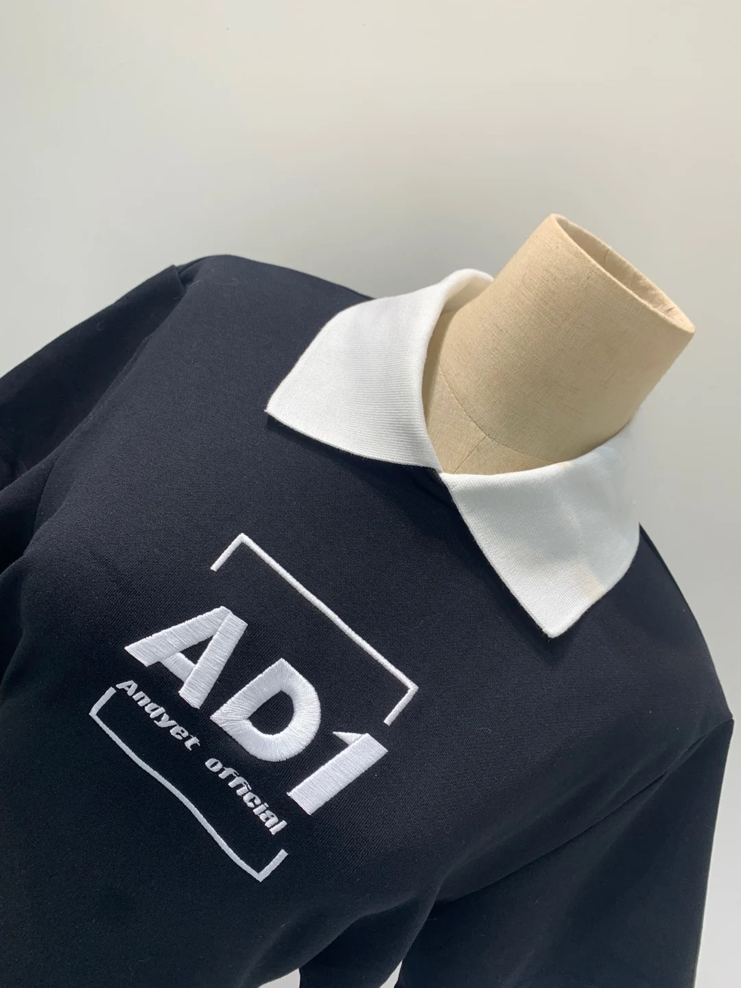 Женское черное платье-поло с вышивкой коротким рукавом и открытой спиной - купить