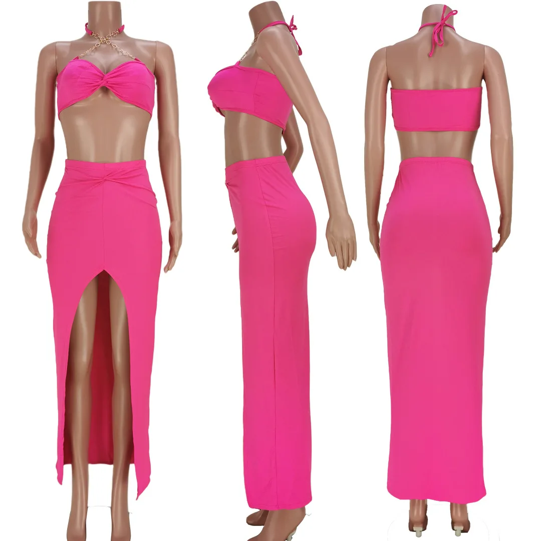 Укороченный топ с лямкой на шее и облегающая юбка разрезом |