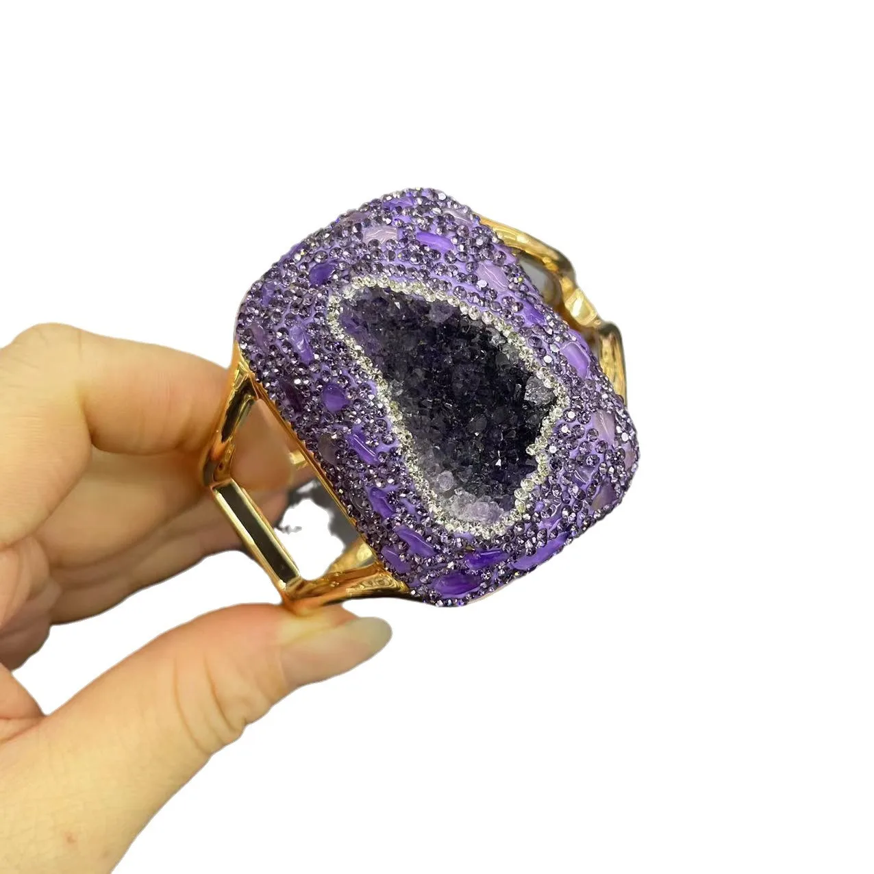 Натуральный ургуйский аметист инкрустированный фиолетовым гравия большой