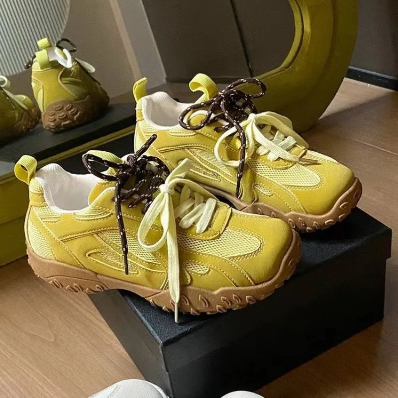 Женские кожаные кроссовки с ремешком