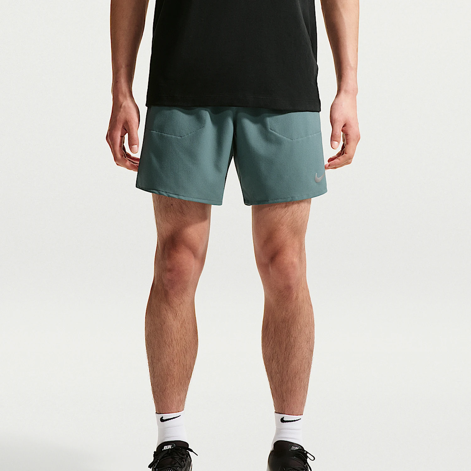 Фото Оригинальные мужские беговые шорты Nike Stride Dri FIT 2-в-1, модель IF2037-382 №1