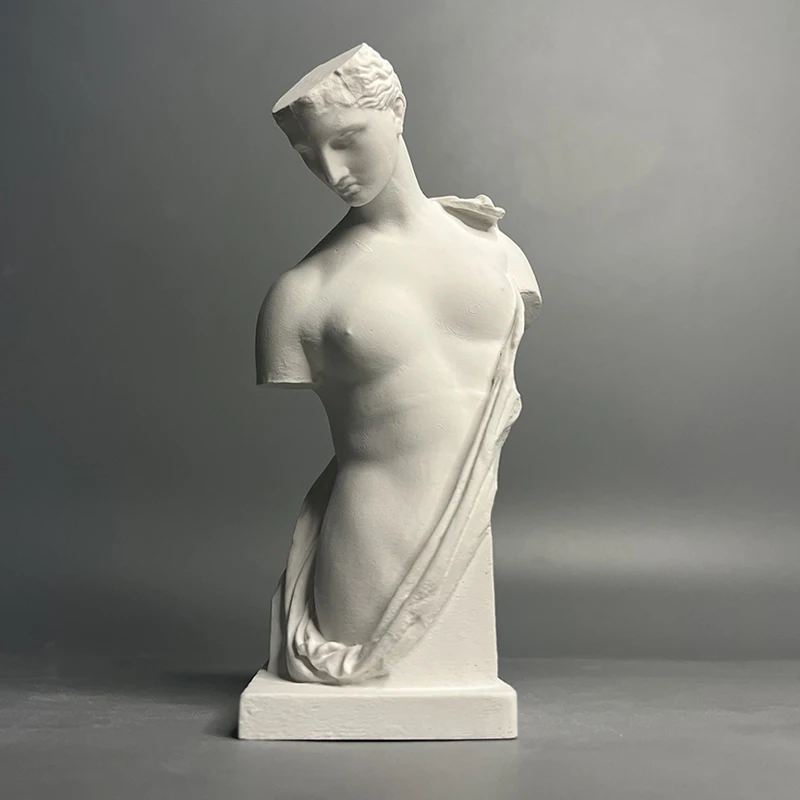 Музей воспроизводит древние греческие скульптуры гипсовые статуи