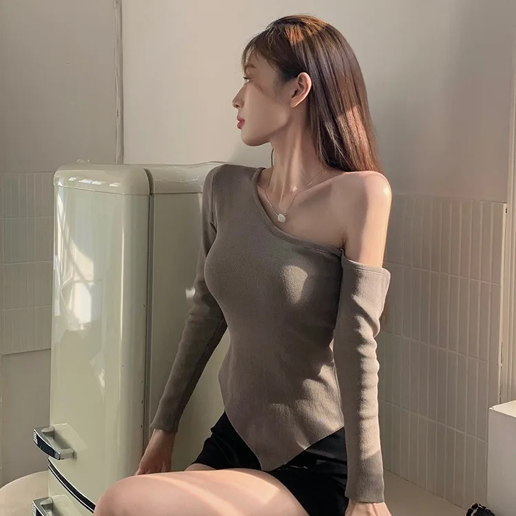 Женский трикотажный топ с открытыми плечами необычный дизайн