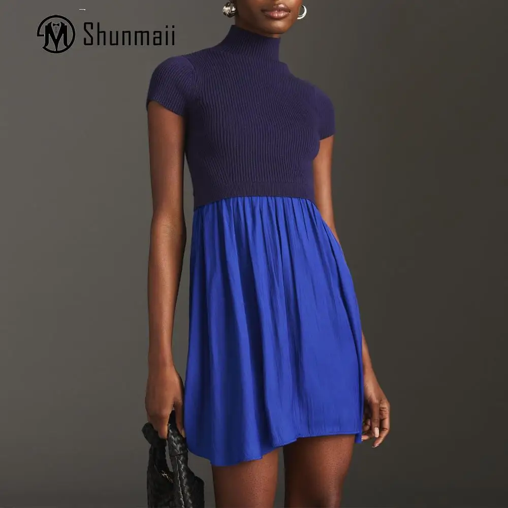 

Женское трикотажное мини-платье с коротким рукавом и высоким воротником