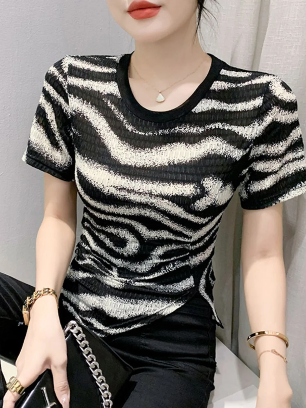 Прохладная футболка из ледяного шелка с рисунком зебры женская летняя в стиле