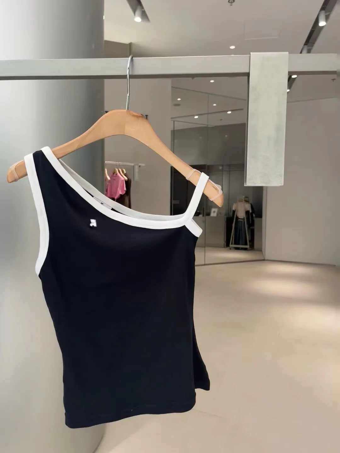 

2023 Designer High quality new women's T-shirt Solid color wind spliced side shoulder strap asymmetrical strap.