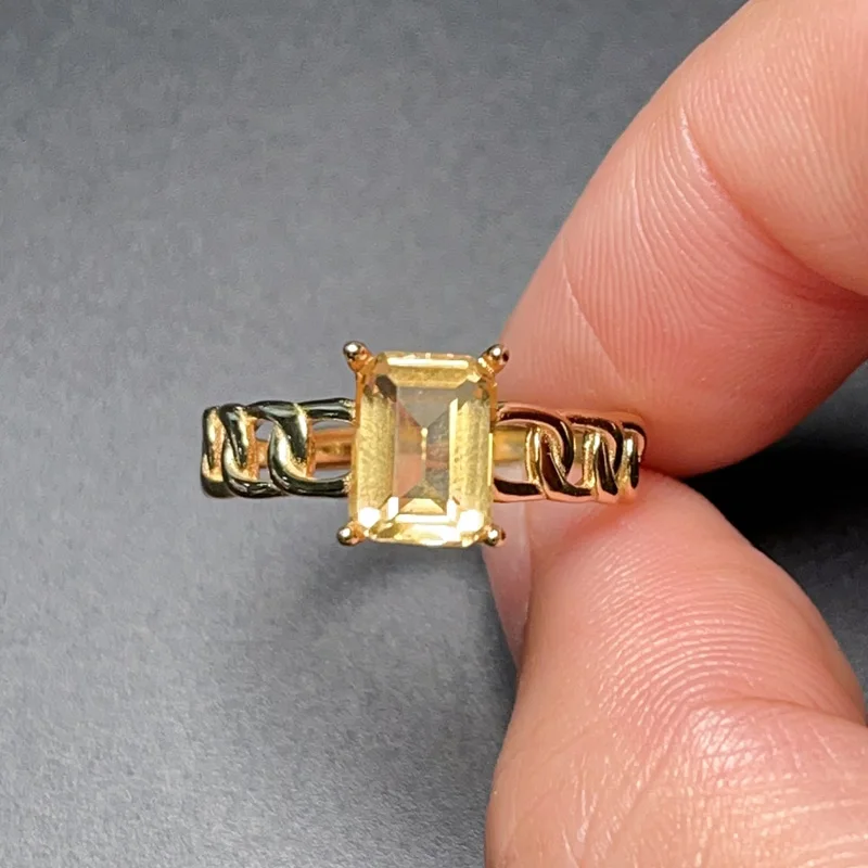 Кольцо из серебра 925 пробы с цитрином карата 6 х8 мм