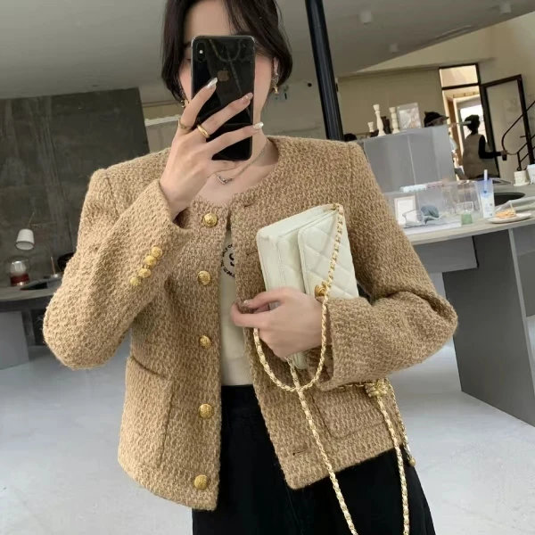 Молодой и красивой стеганой изящной верхней одежды цвета хаки в стиле вестерн 2023