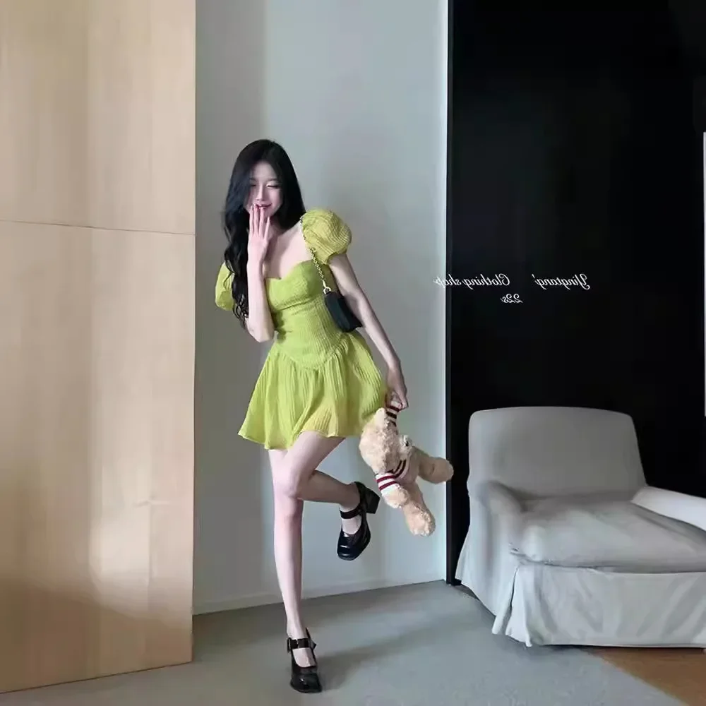 Винтажное зеленое платье во французском стиле с пышными рукавами и квадратным