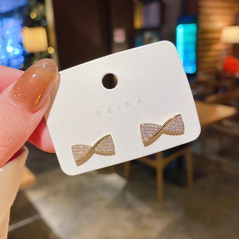 

Серьги-гвоздики из серебра 925 пробы с цирконом