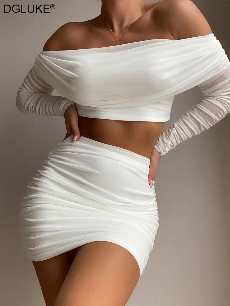 

Женский комплект из кроп-топа с длинным рукавом и мини-юбки