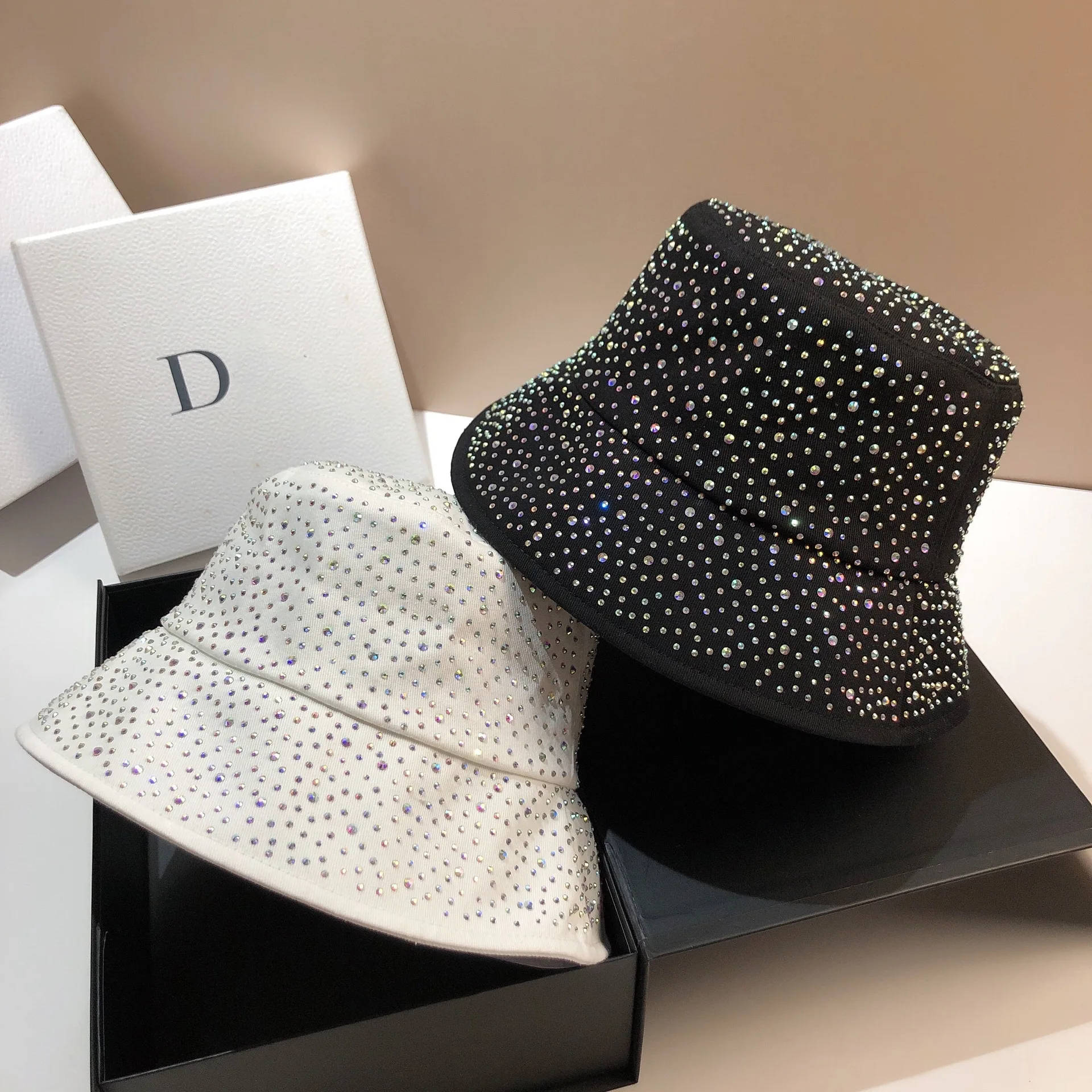 

Суперблестящая женская шляпа со стразами и цветными бриллиантами