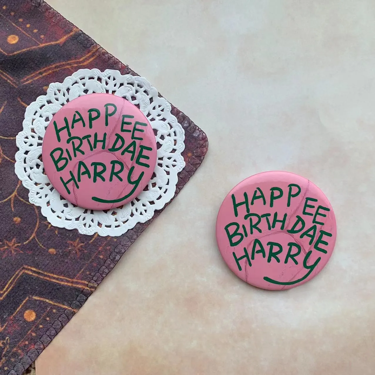 

Happee Birthdae Harrys Cake Cartoon Brooch Pin Backpack Hat Bag Jeans Jacket Lapel Pins Badges Fashion Jewelry Accessories Props