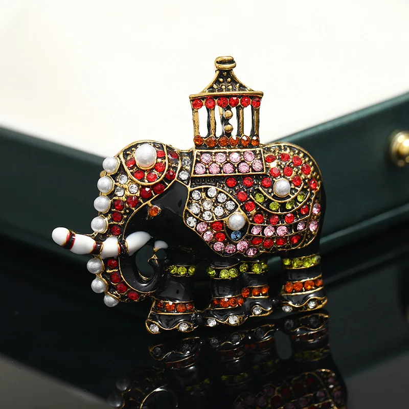 Эмалированная брошь слон