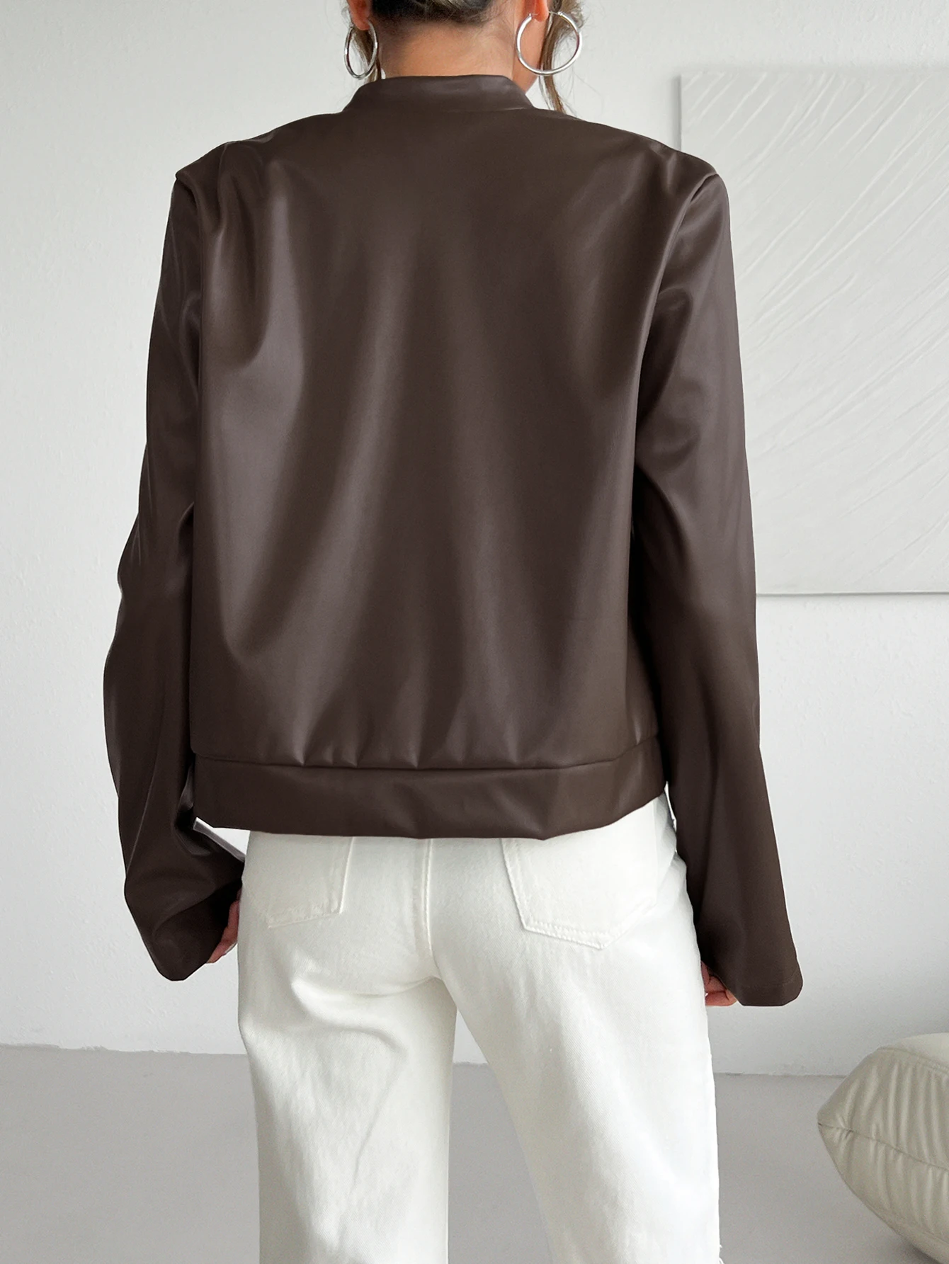 Осенняя куртка из искусственной кожи приталенного кроя женская классическая