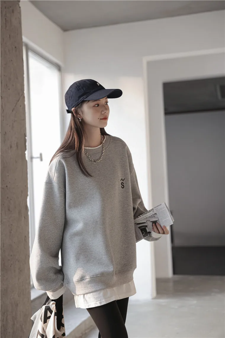 

A Vintage round neck sweater women's autumn and winter loose Plush thickened medium length top