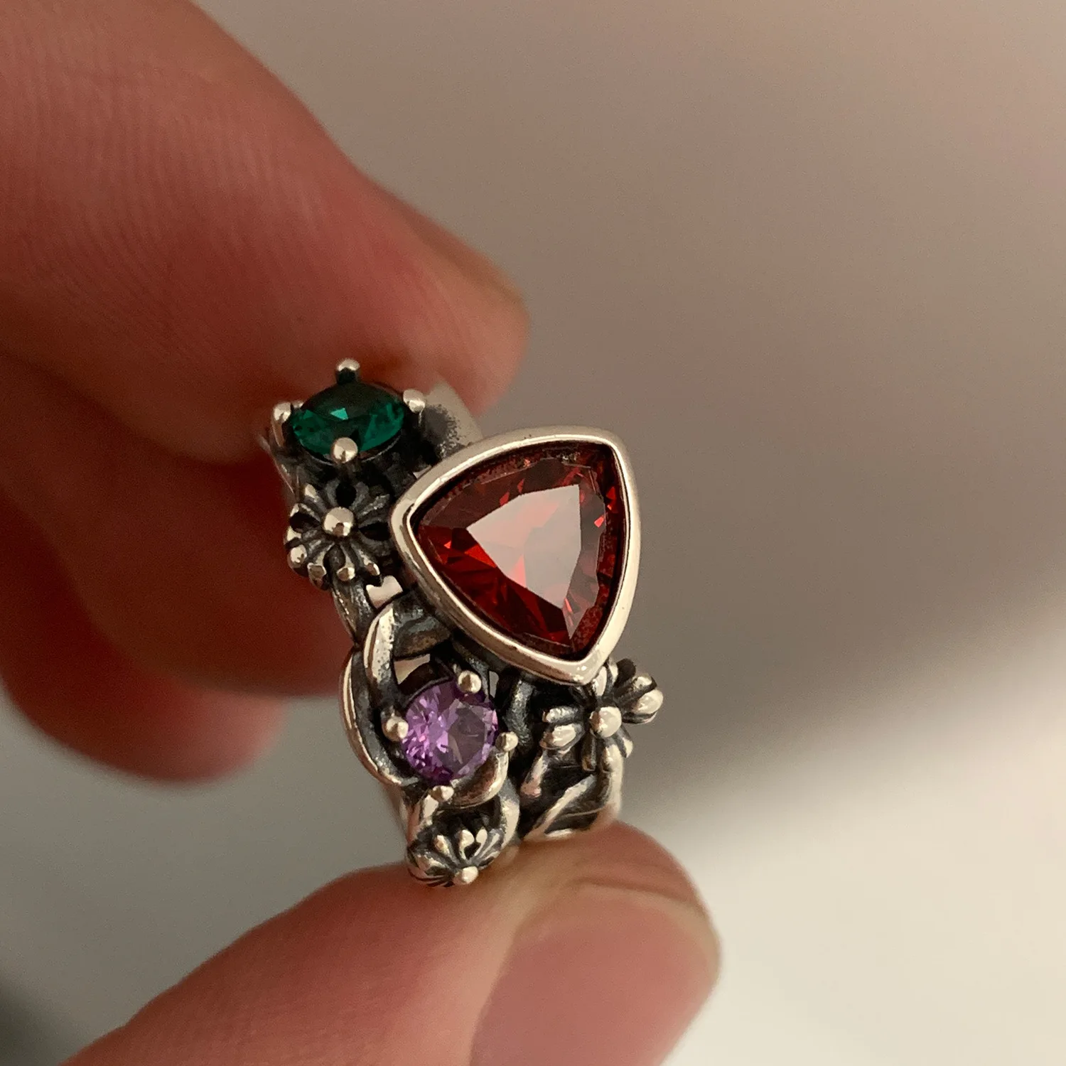 

Fashion Irregular Colored Zircon Love Heart Rings for Woman Metal Do Old Red Purple Zircon Love Heart Rings Young Girls Jewelry