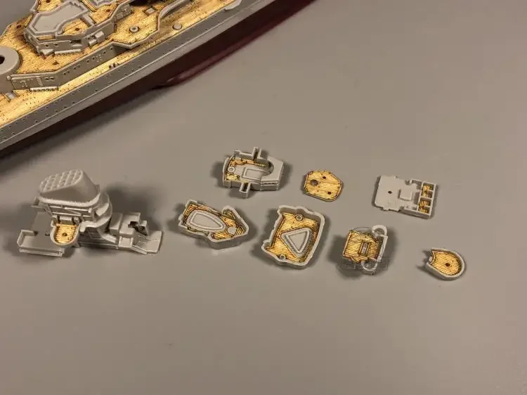 CY 700022 Деревянная колода 1/700 с якорной цепью и трубачкой 05766