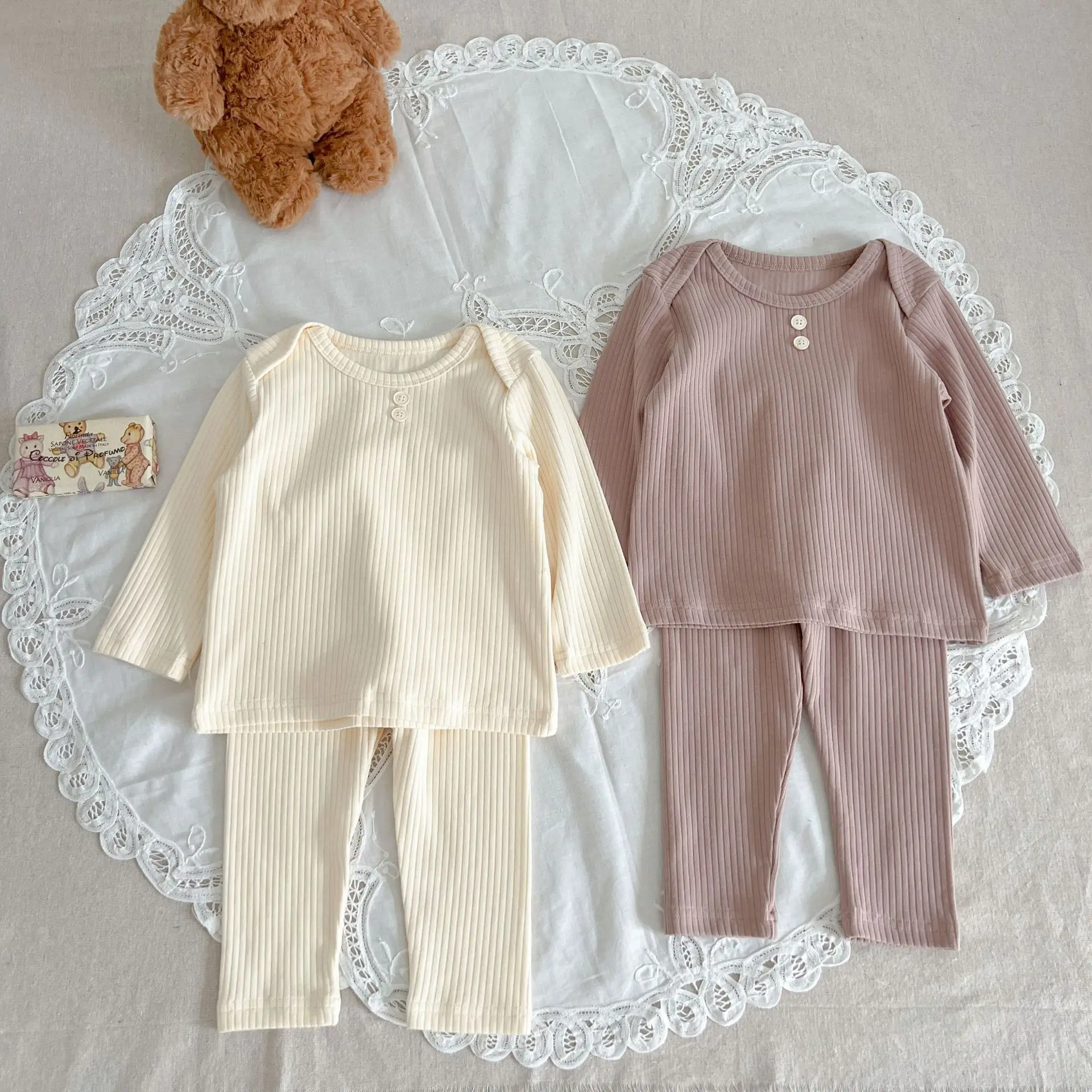 

2023 Корейская осенняя одежда для сна для маленьких девочек из 2 предметов, хлопковые топы в рубчик с длинным рукавом, однотонные брюки, пижама для маленьких девочек