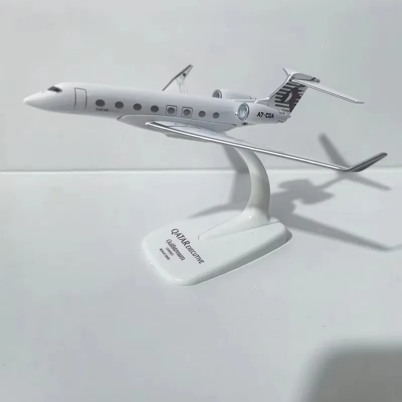 Фото Масштабная модель самолета Qatar Airways Gulfstream G650 в масштабе 1/200, набор для сборки, литая под давлением модель из сплава с подставкой, подарок для детей №3