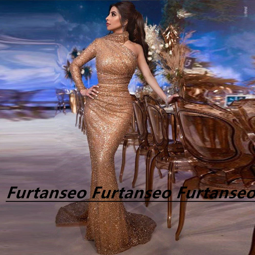 

Женское платье с одним открытым плечом, длинным рукавом и высоким воротом