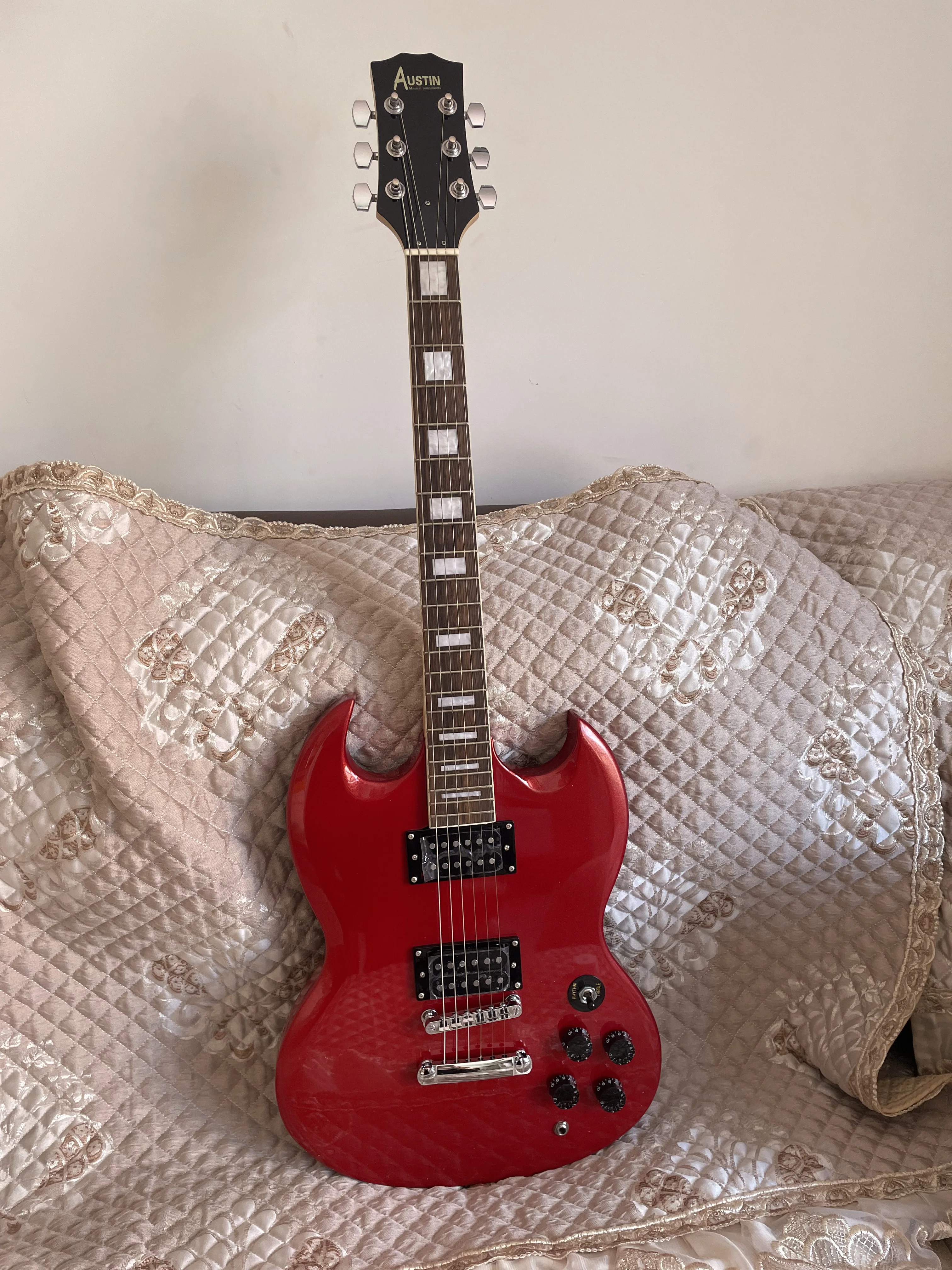 

Новинка! Винно-красная, закат, стандартная черная электрогитара SG, твердый корпус с покрытием из клена пламени, подставка из розового дерева...