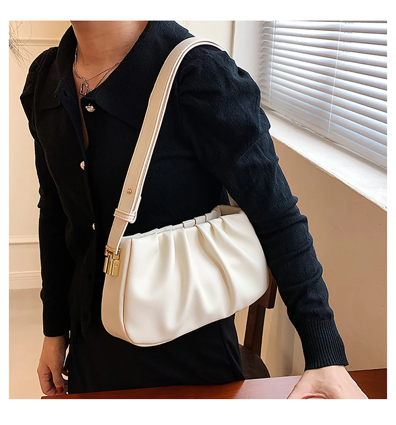 

Small design small bag women's bag 2022 trendy fashion retro one-shoulder messenger bag simple pleated bag summer women's bag