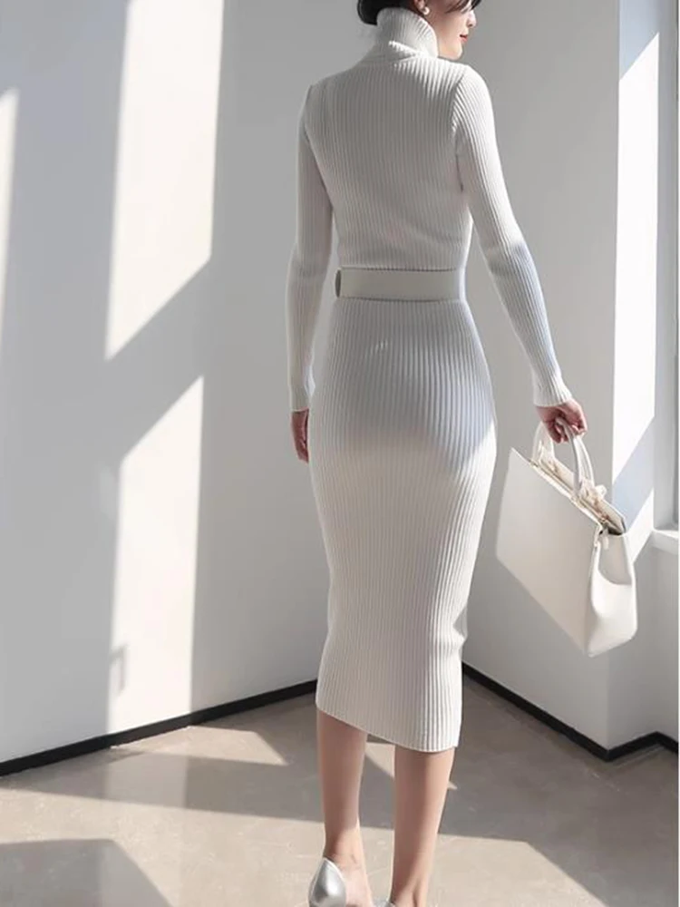 Женское трикотажное платье-свитер с высоким воротником и длинным рукавом