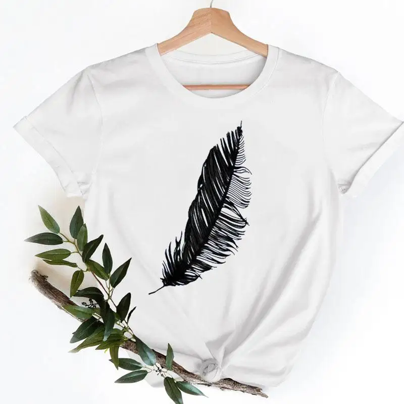 

Футболка женская летняя с коротким рукавом и принтом перьев