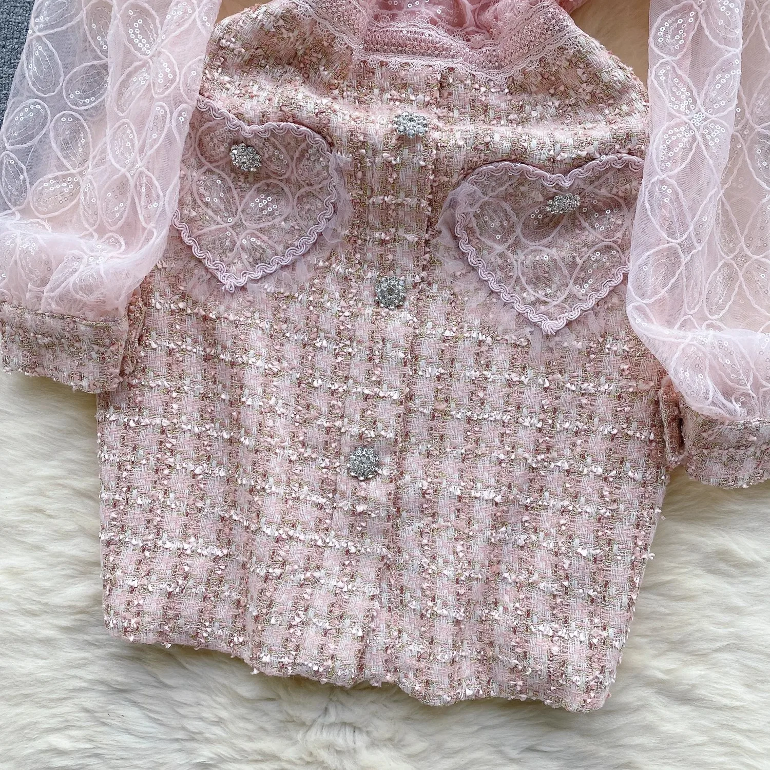 Женское твидовое платье с оборками розовое воротником отделанным блестками