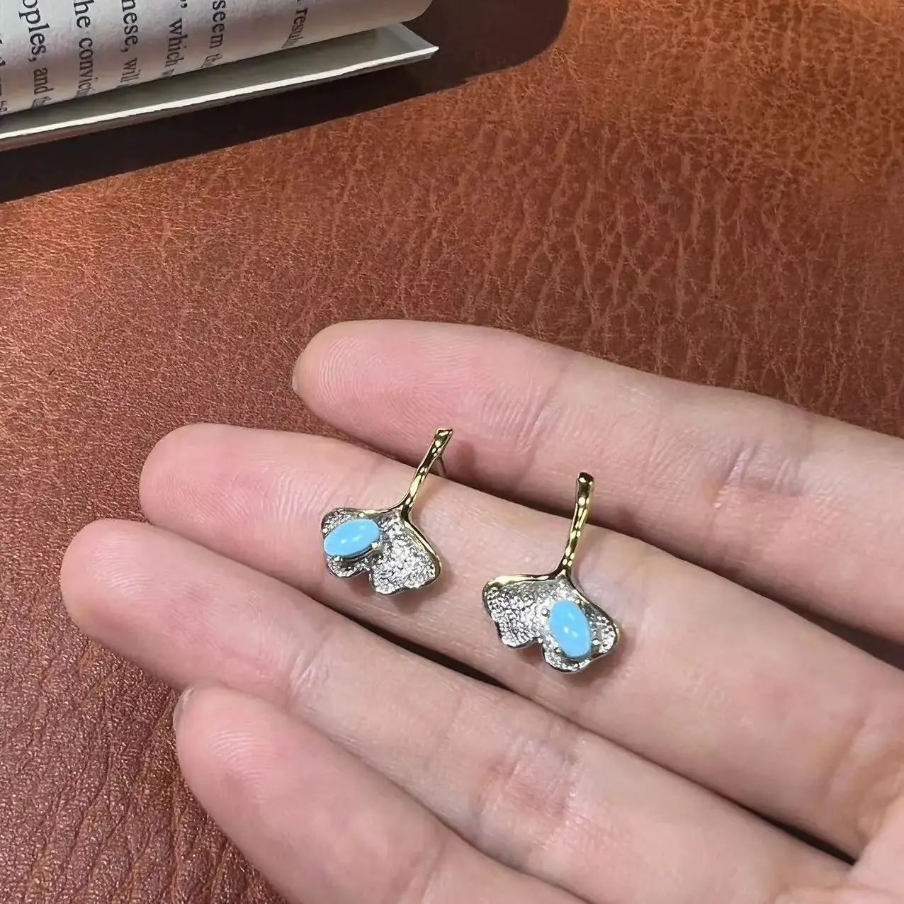 Серьги из серебра пробы с натуральным бирюзовым листьем гинкго маленькие свежие