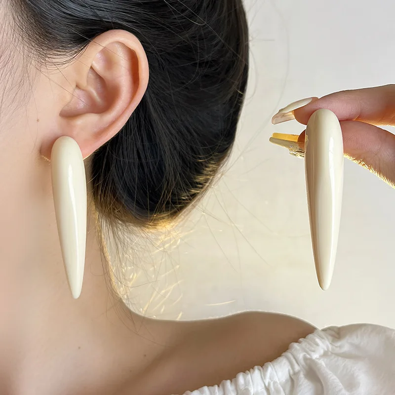 Новые простые преувеличенные серьги в форме острого конуса из смолы