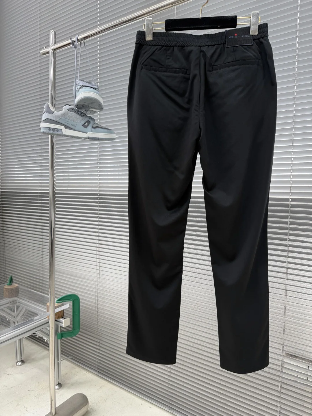 Фото Kiton 26ss: Новые итальянские простые и удобные прямые повседневные брюки для весны и лета №3