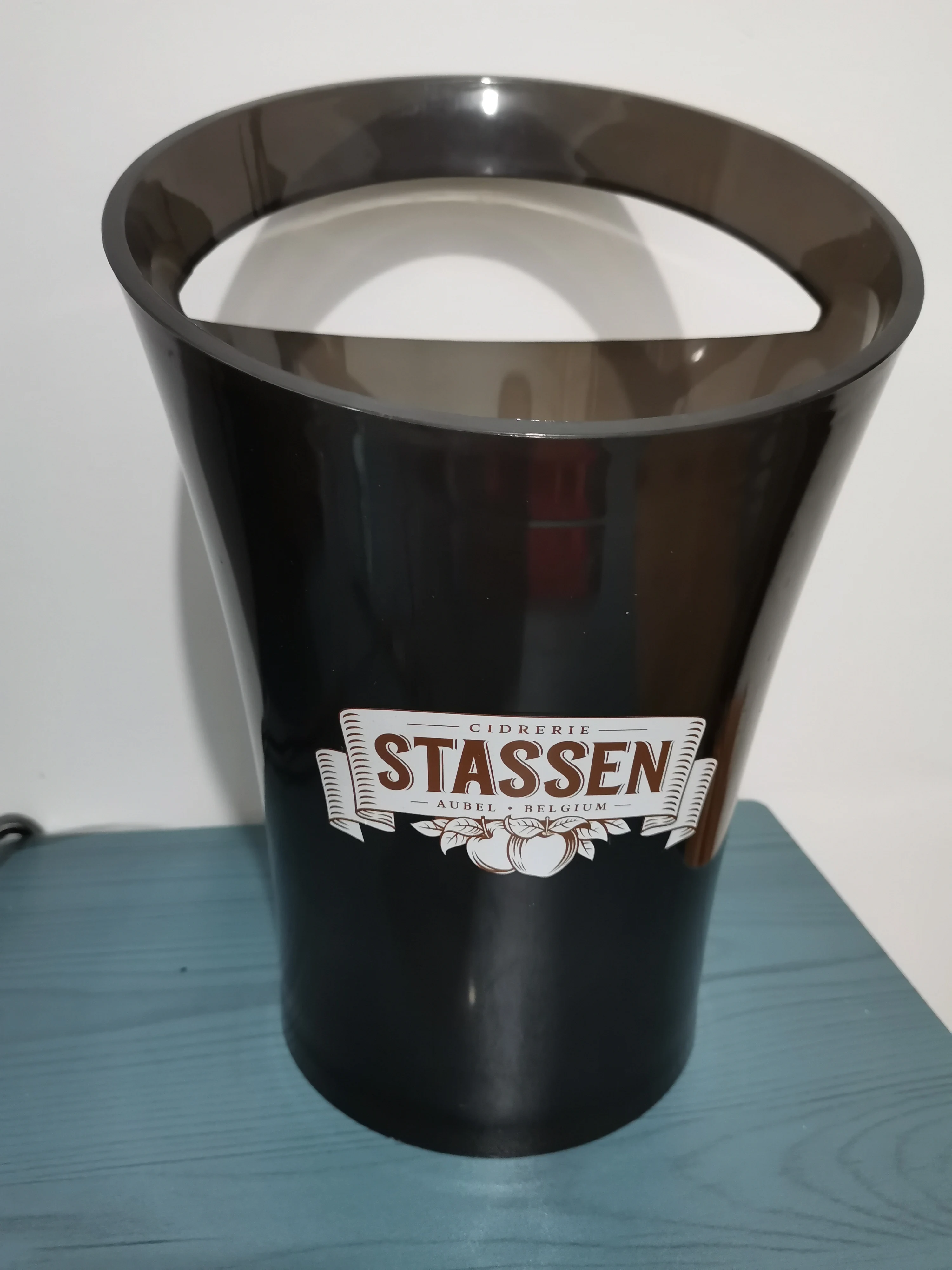 

The new fashion 3L white acrylic ice bucket cabinet is the Chandon red wine beer bucket Party of Mo Yue wine rack