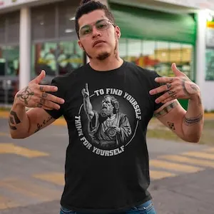 Футболка Ссократы чтобы найти себя думать за — подарок с мотивационной цитатой