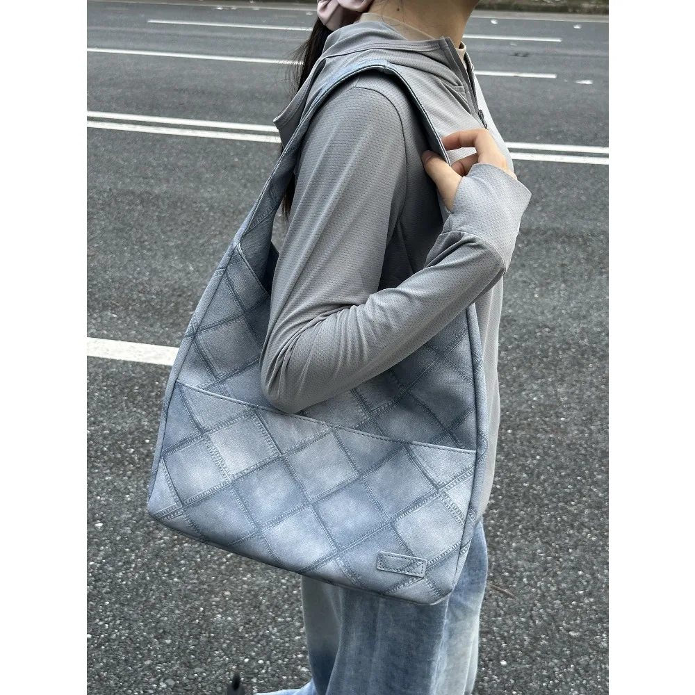 damska torba na ramię o dużej pojemności. Casualowa z poliestrową podszewką. Torba do codzienn...