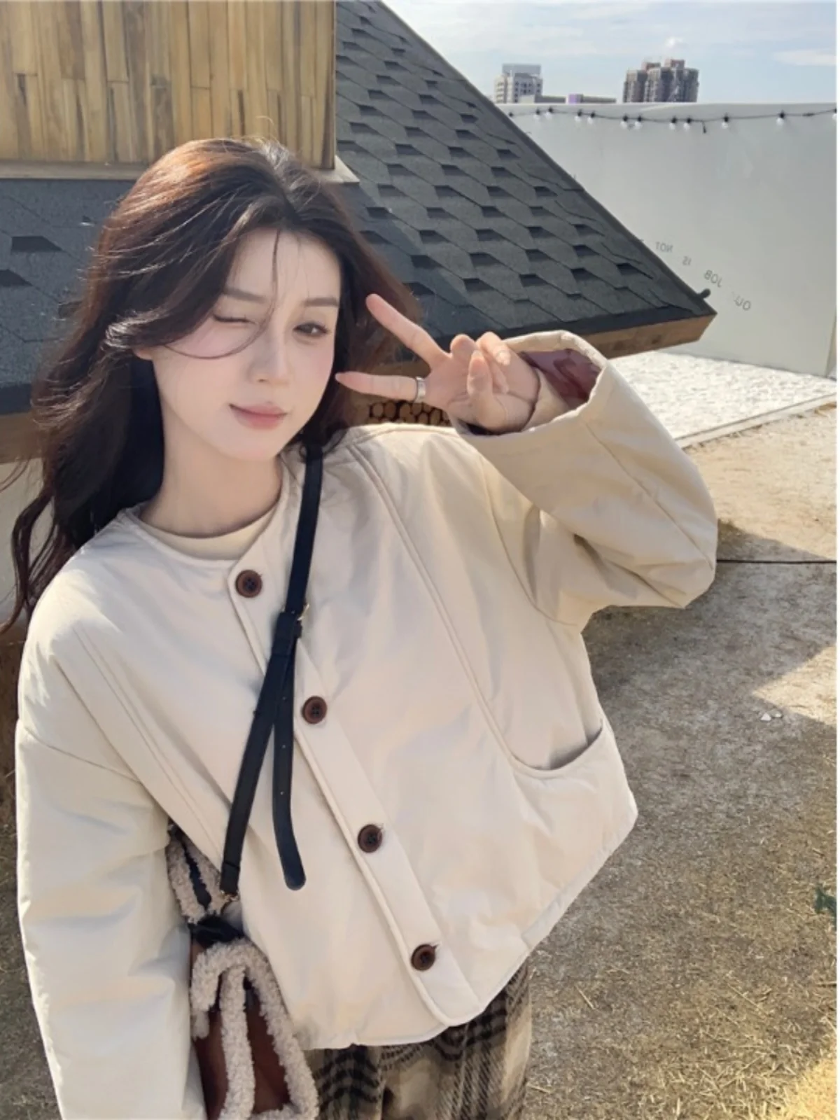 Маленькая куртка абрикосового цвета с круглым вырезом и длинными рукавами на