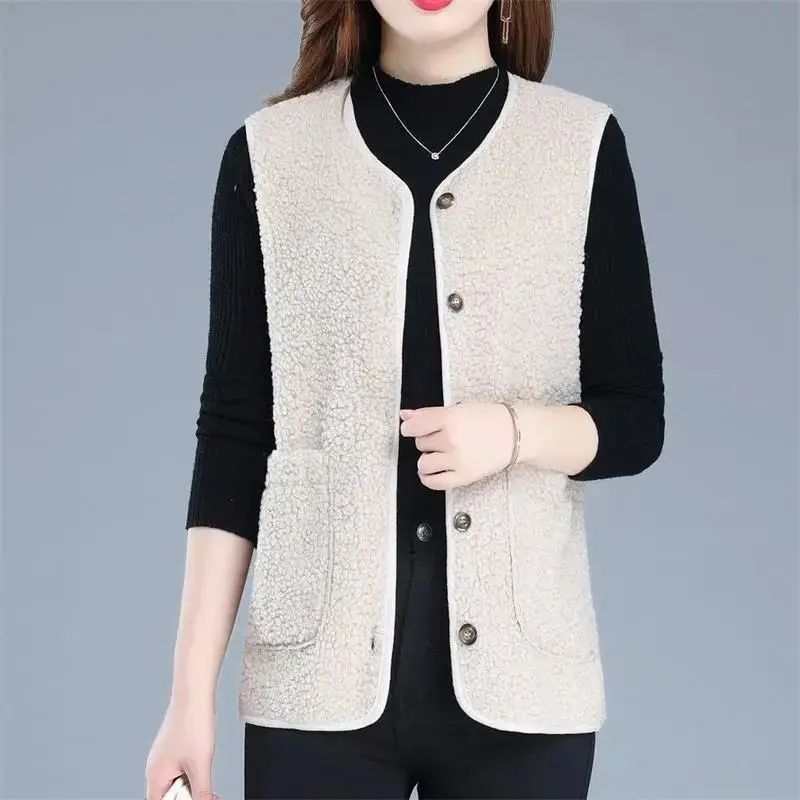 Женский жилет из овечьей шерсти