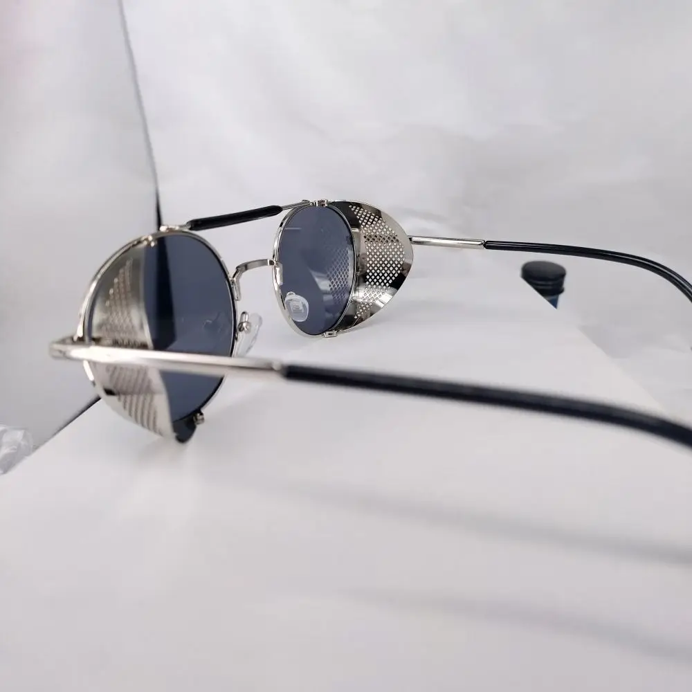 Солнцезащитные очки в металлической оправе с защитой от УФ-лучей