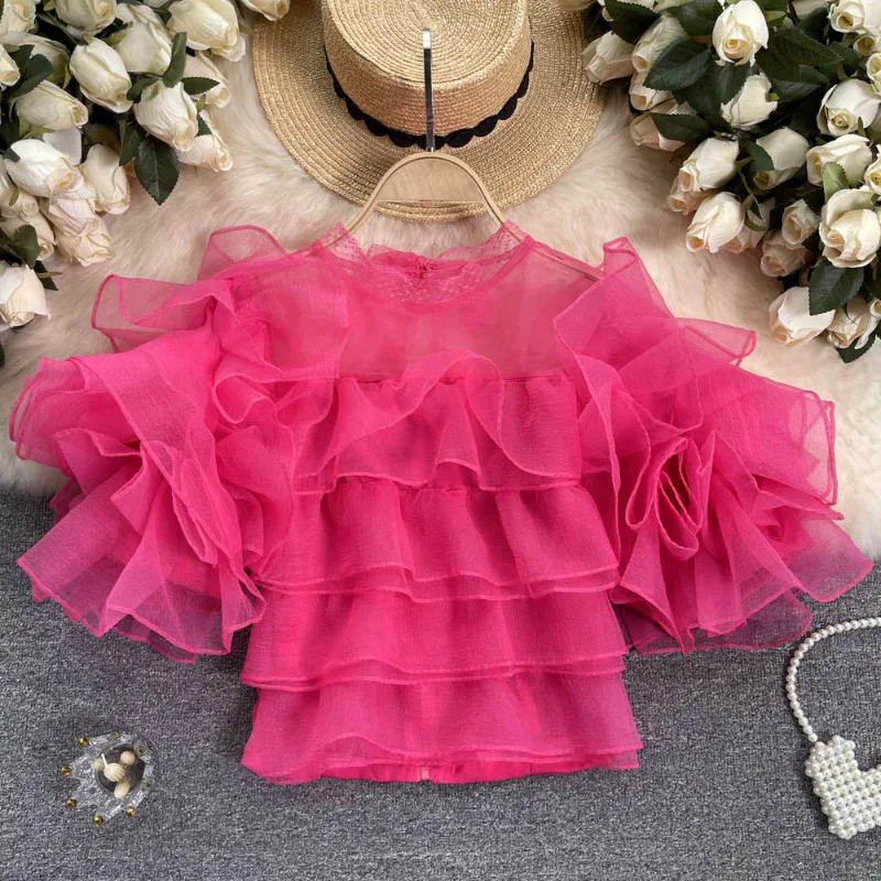 

Однотонная блузка с круглым вырезом и оборками в стиле ретро